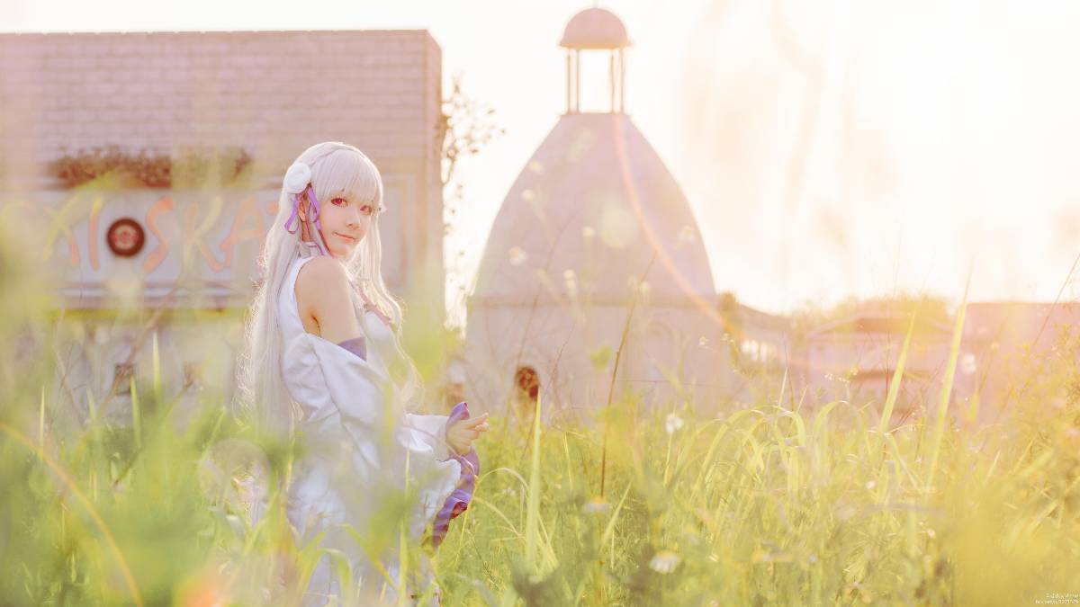 "Cuộc sống ở một thế giới khác từ đầu" Emilia c o s p l a y