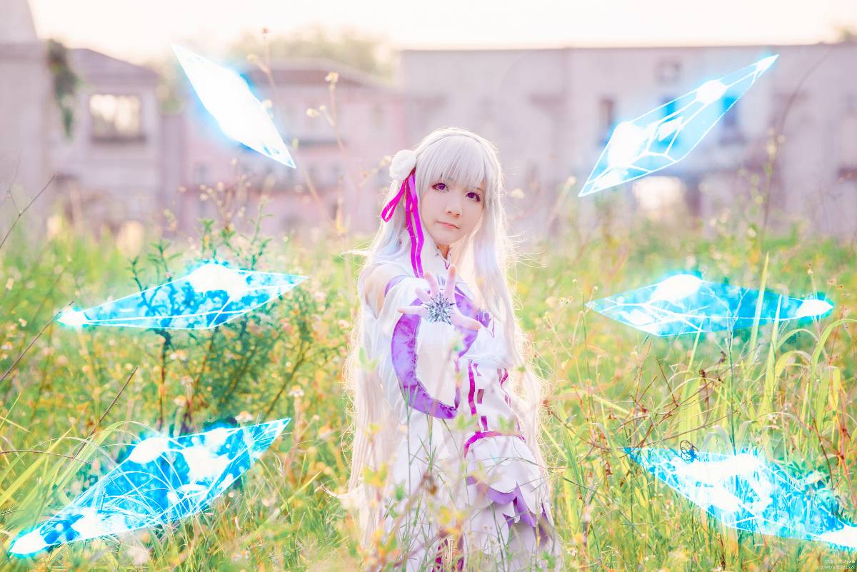 "Cuộc sống ở một thế giới khác từ đầu" Emilia c o s p l a y