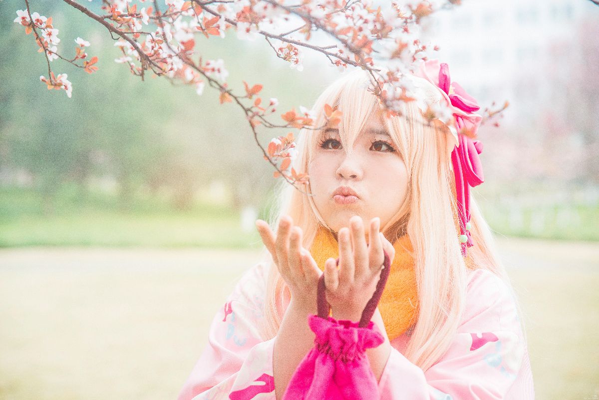 "Cô gái khô khan" chôn cất ít ôn hòa của tháng đầu tiên Kimono c o s p l a y