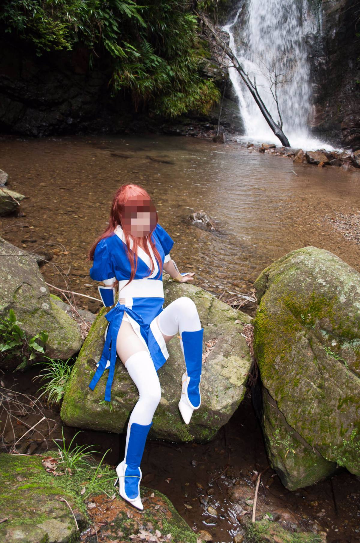 [Chết hoặc sống] màu xanh ...