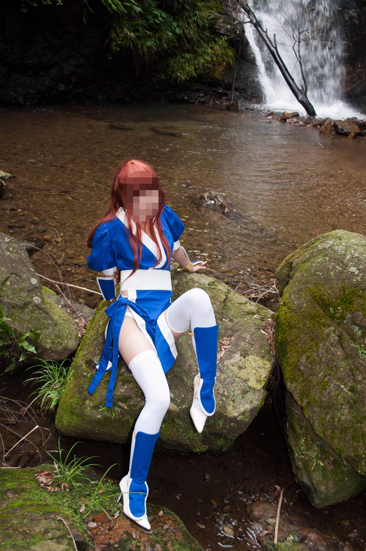 [Chết hoặc sống] màu xanh ...