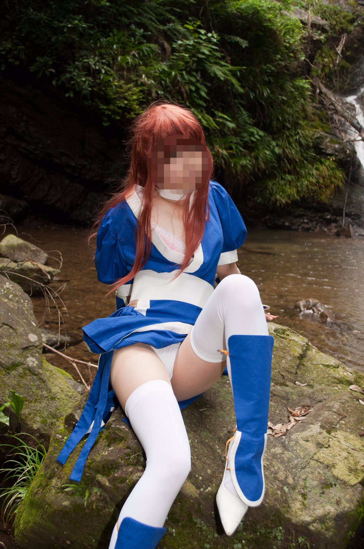 [Chết hoặc sống] màu xanh ...