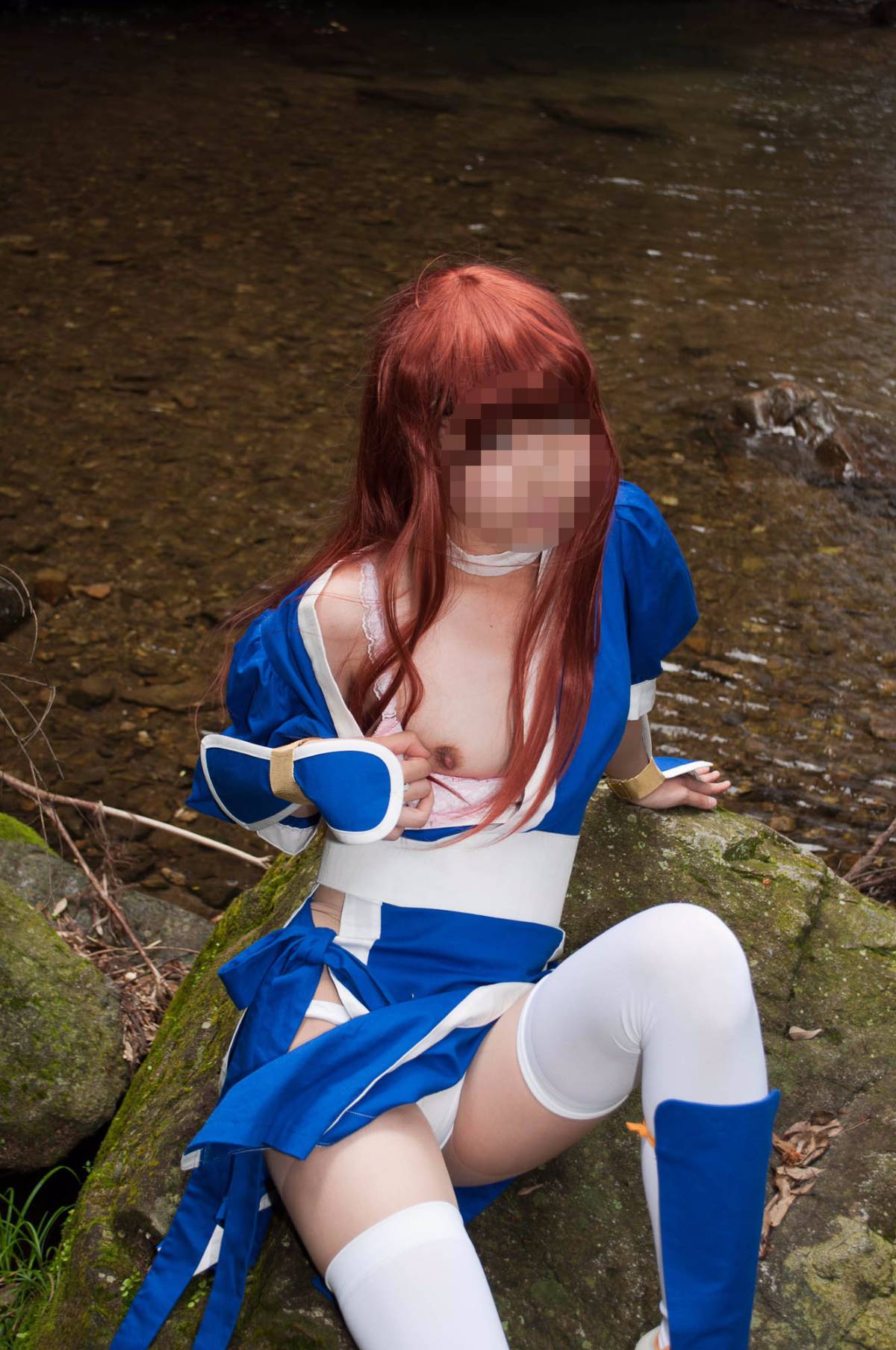 [Chết hoặc sống] màu xanh ...