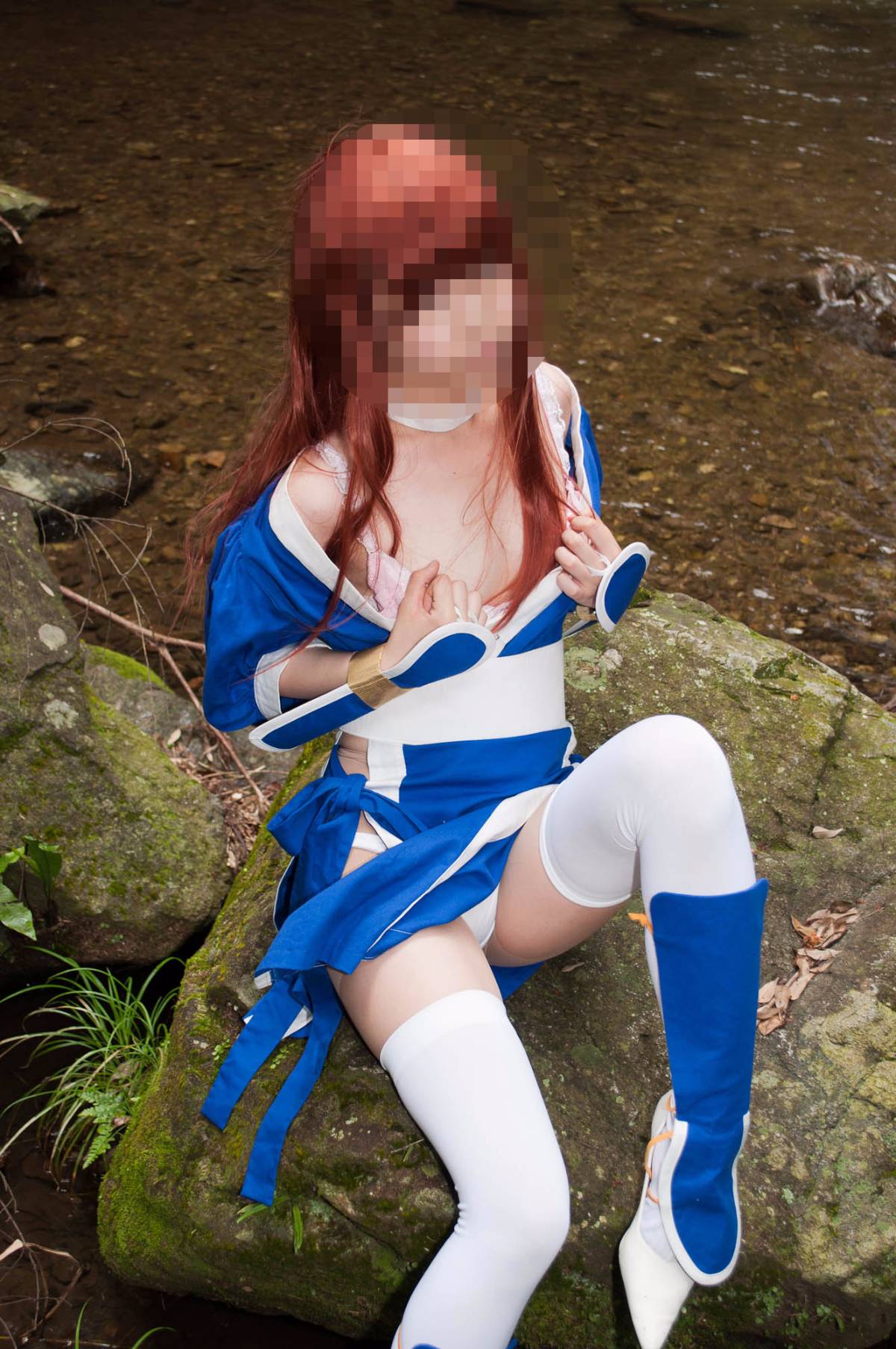 [Chết hoặc sống] màu xanh ...