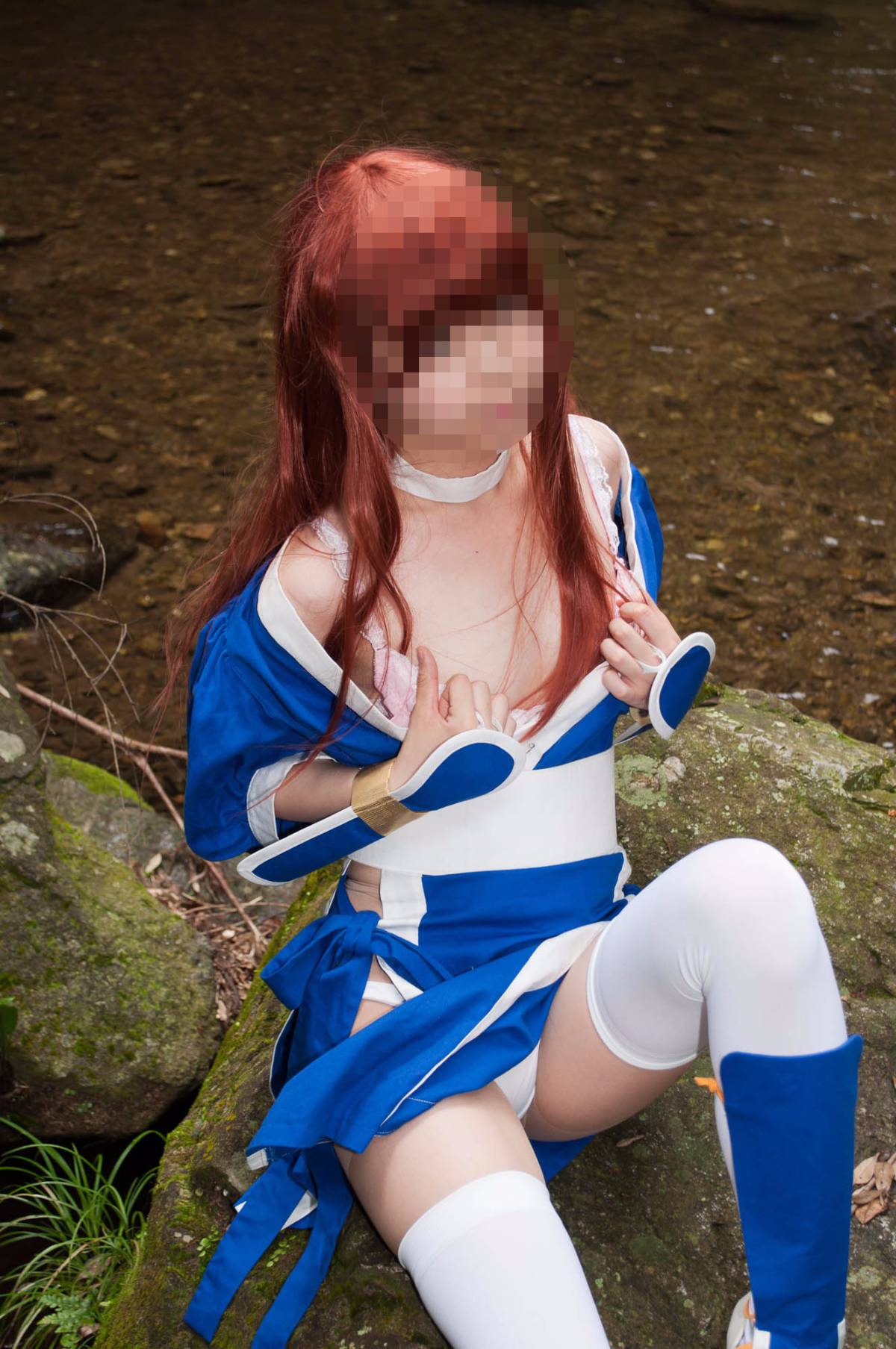 [Chết hoặc sống] màu xanh ...