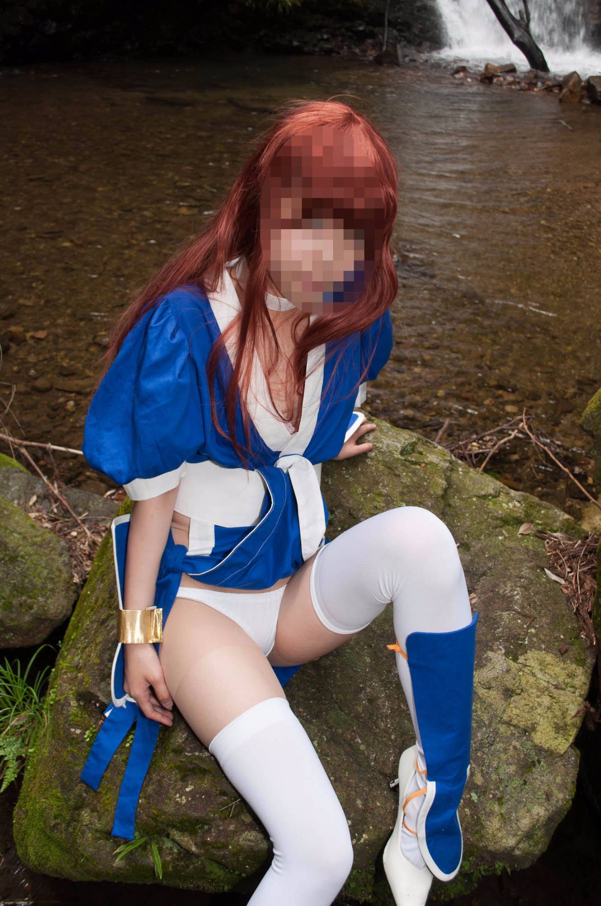 [Chết hoặc sống] màu xanh ...