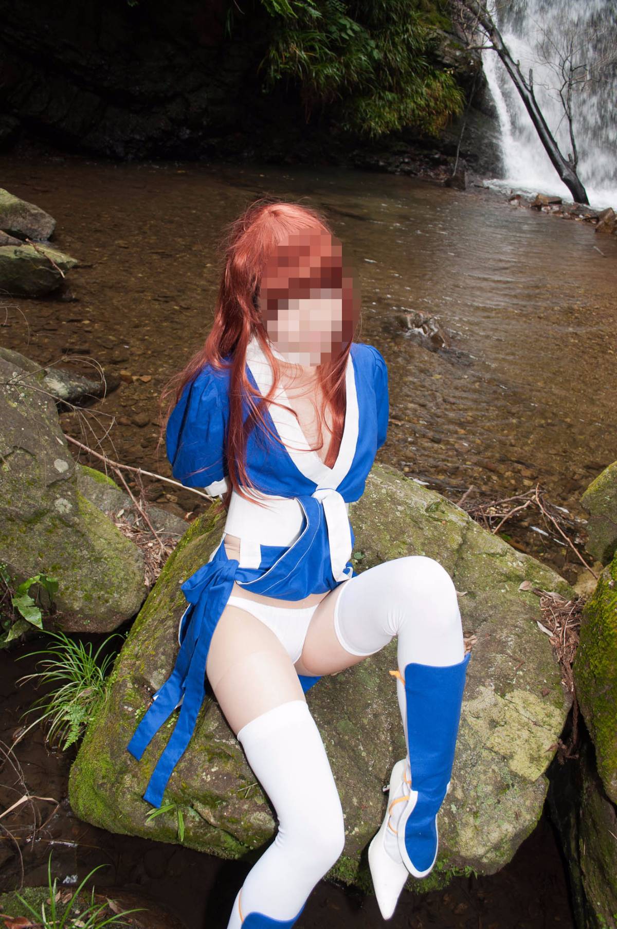 [Chết hoặc sống] màu xanh ...