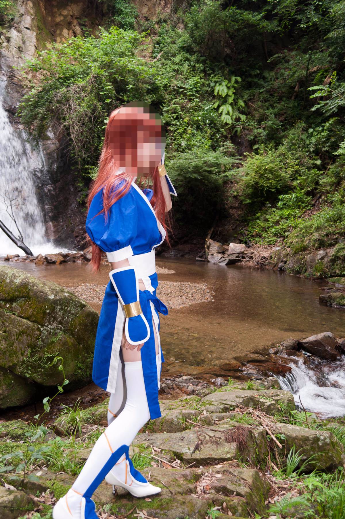 [Chết hoặc sống] màu xanh ...