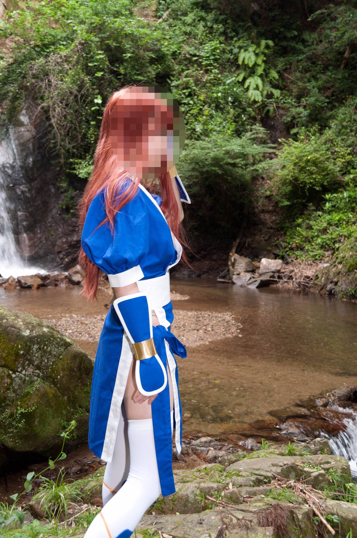 [Chết hoặc sống] màu xanh ...