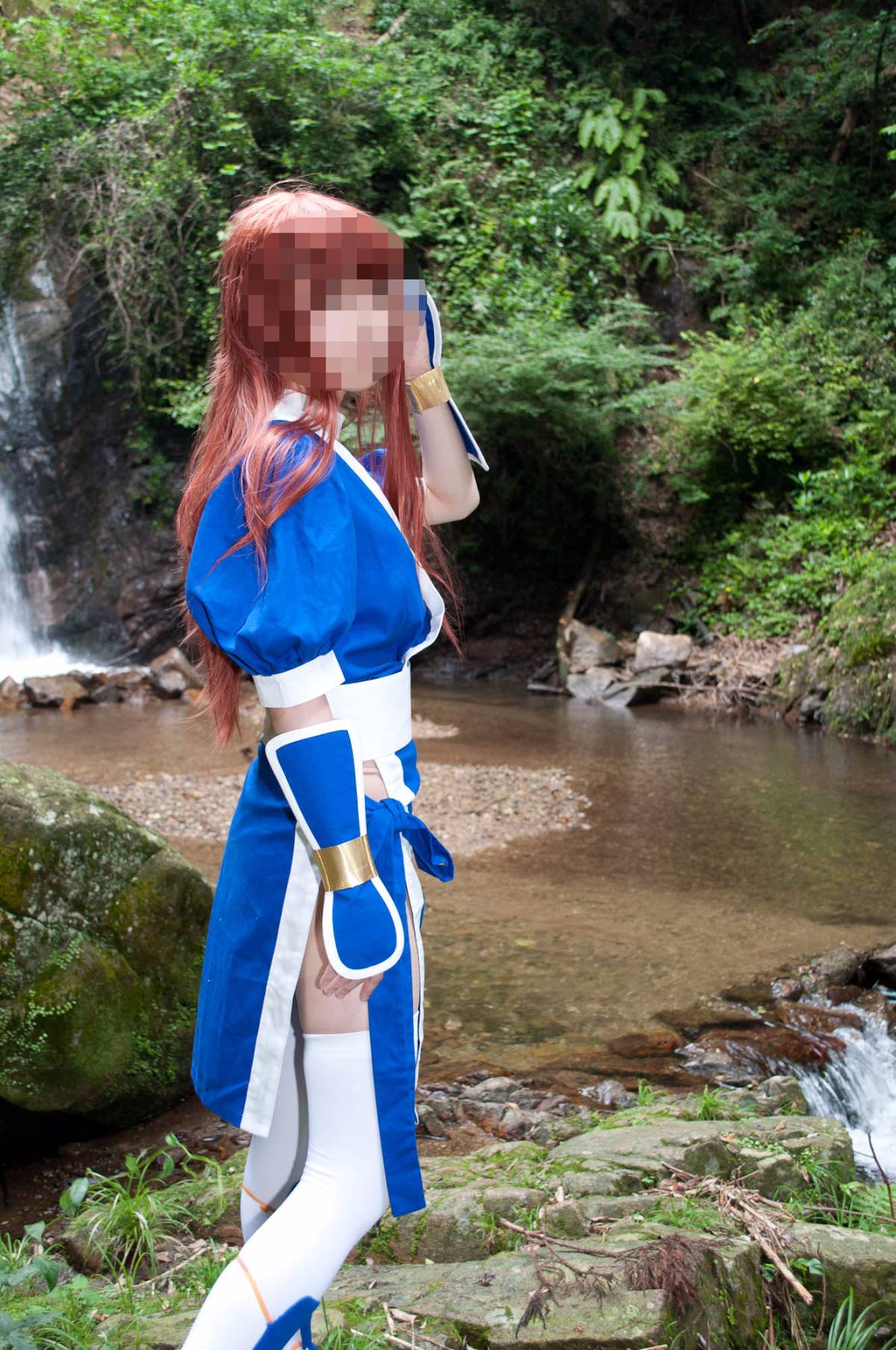 [Chết hoặc sống] màu xanh ...