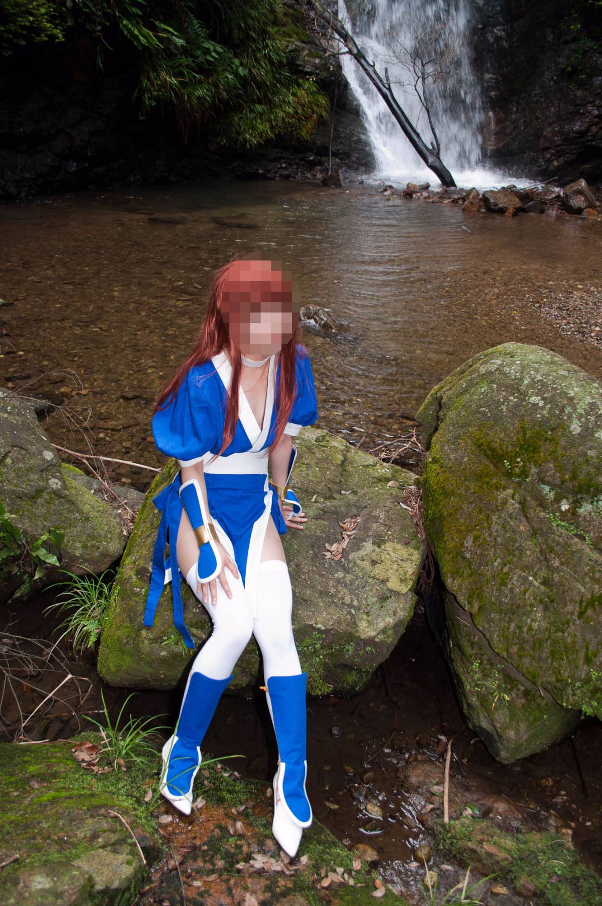 [Chết hoặc sống] màu xanh ...