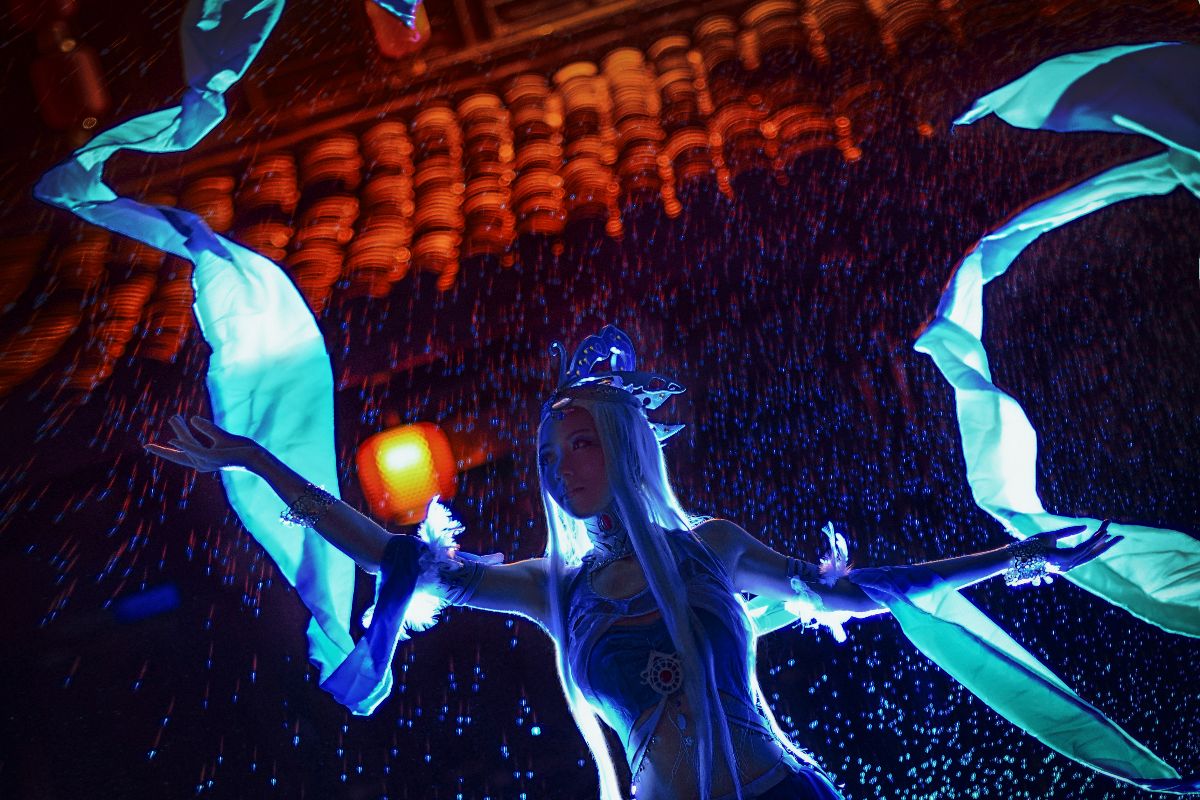 "The Ming Yue of Tần" Cô gái tuyết c o s p l a y