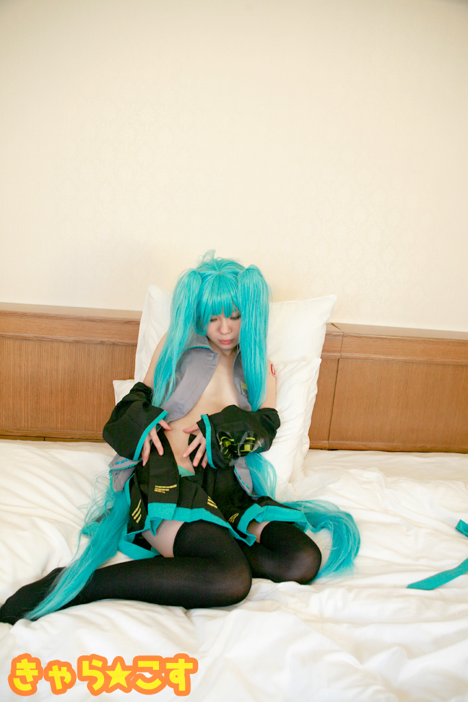 V ○ caloid2 Đầu tiên ○ Miku (cosplayer mayu)
