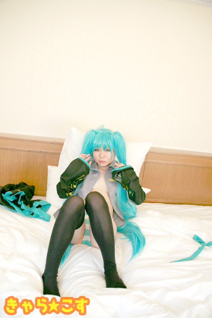 V ○ caloid2 Đầu tiên ○ Miku (cosplayer mayu)
