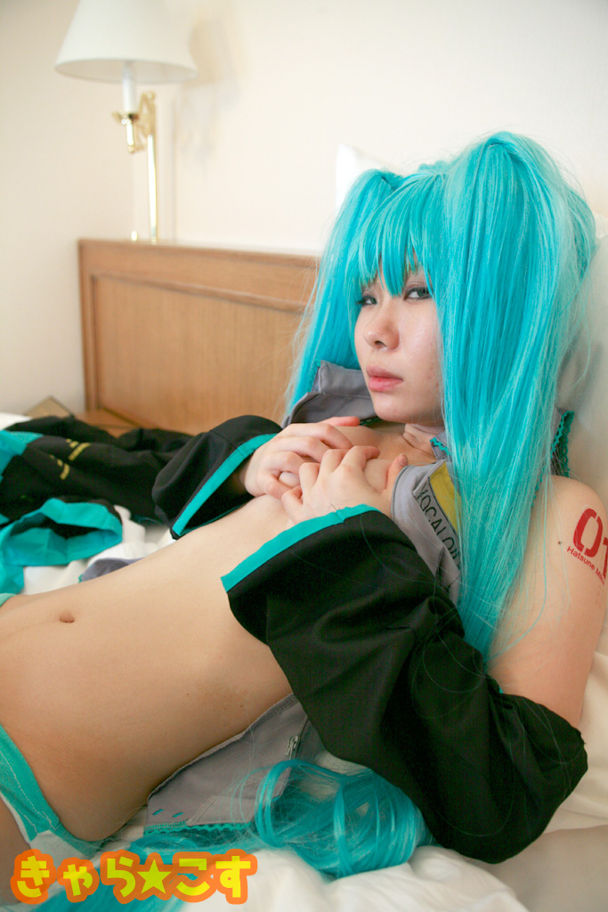 V ○ caloid2 Đầu tiên ○ Miku (cosplayer mayu)
