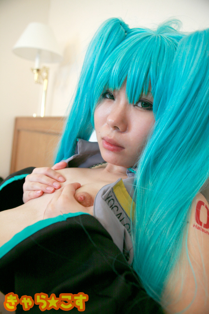 V ○ caloid2 Đầu tiên ○ Miku (cosplayer mayu)