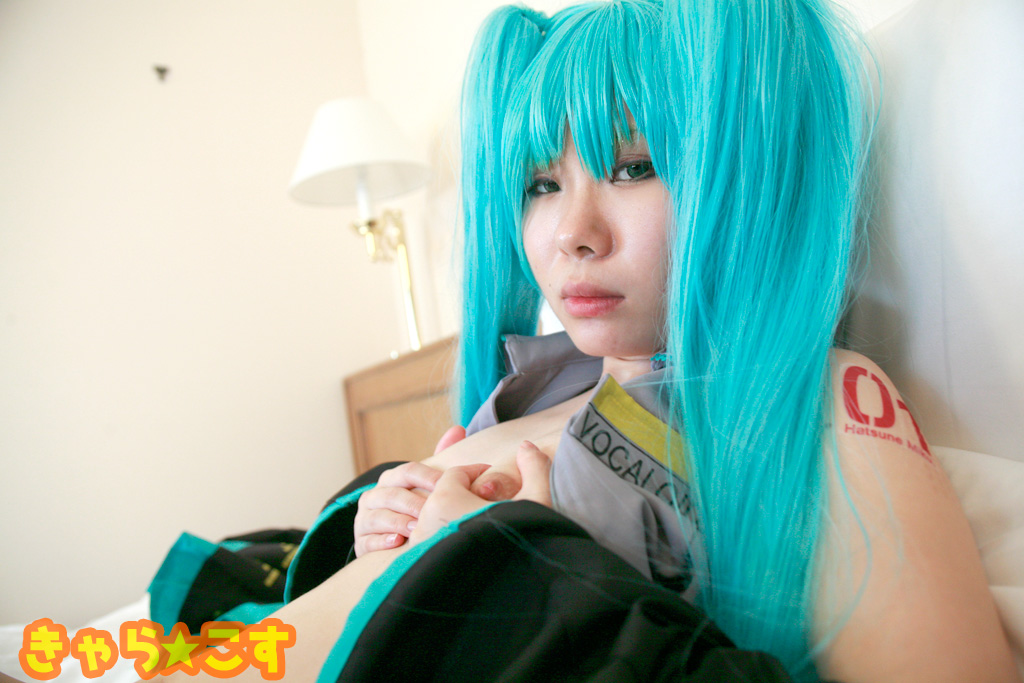 V ○ caloid2 Đầu tiên ○ Miku (cosplayer mayu)