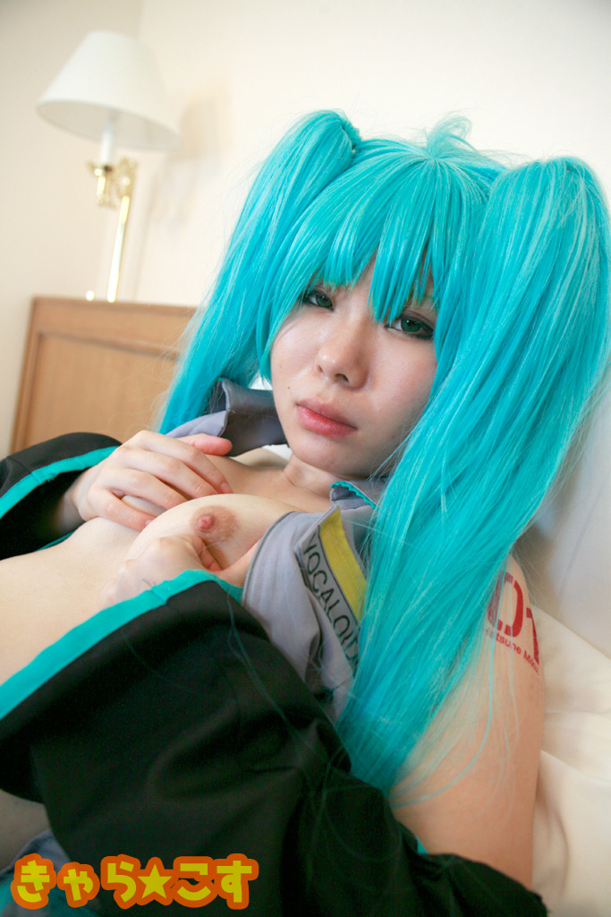 V ○ caloid2 Đầu tiên ○ Miku (cosplayer mayu)