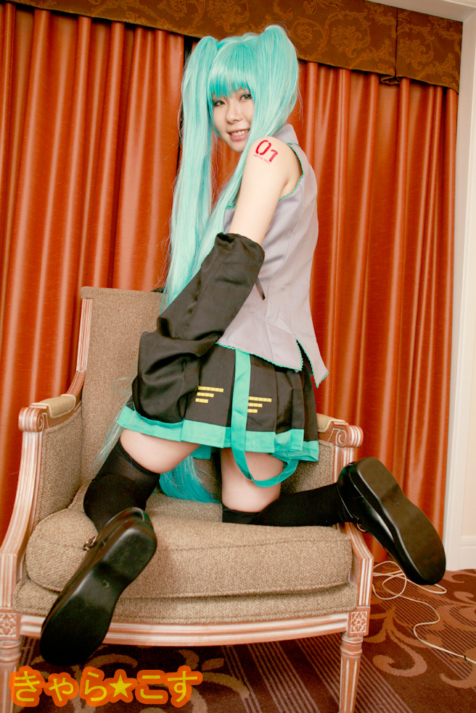 V ○ caloid2 Đầu tiên ○ Miku (cosplayer mayu)