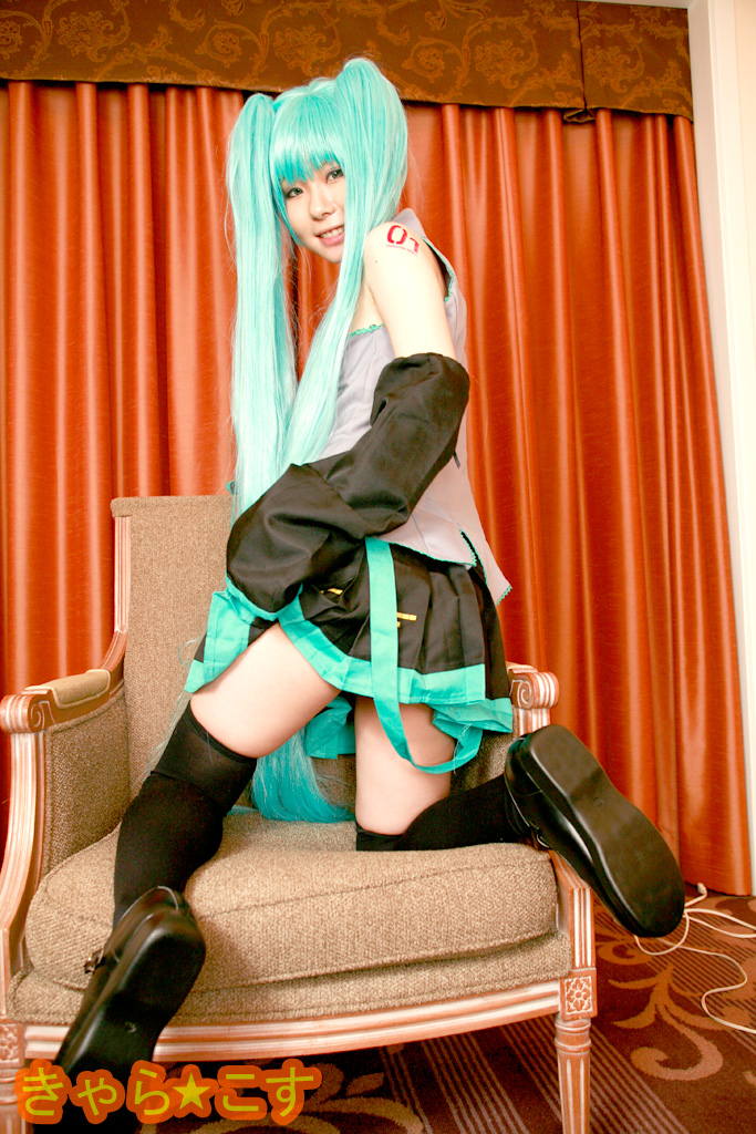 V ○ caloid2 Đầu tiên ○ Miku (cosplayer mayu)