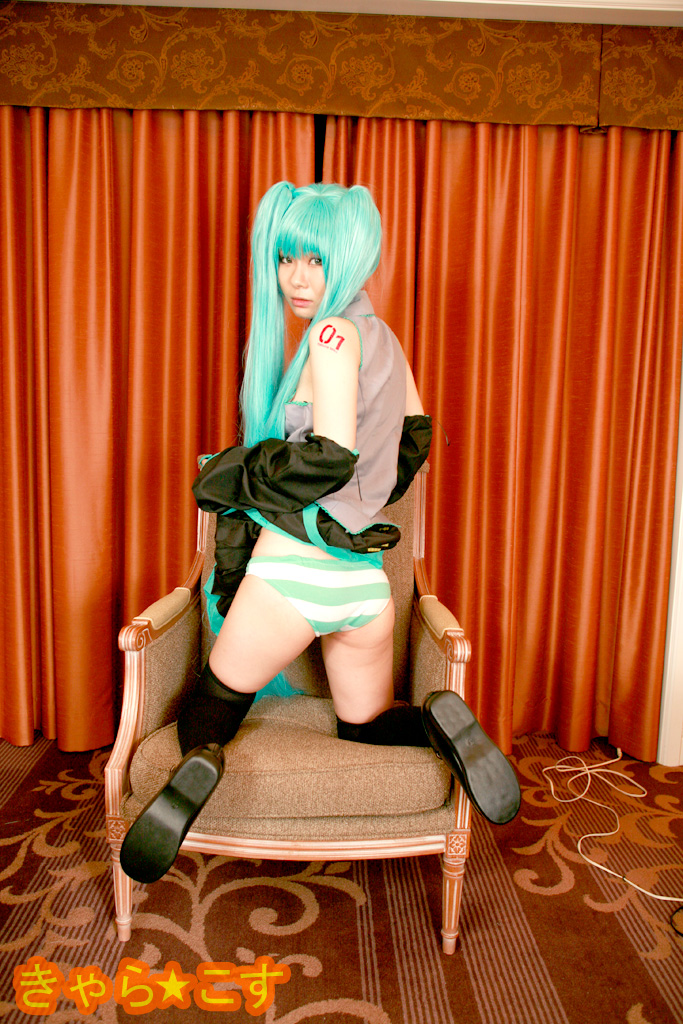 V ○ caloid2 Đầu tiên ○ Miku (cosplayer mayu)