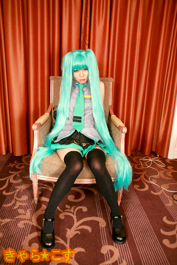 V ○ caloid2 Đầu tiên ○ Miku (cosplayer mayu)