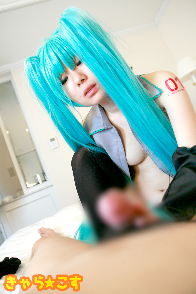V ○ caloid2 Đầu tiên ○ Miku (cosplayer mayu)