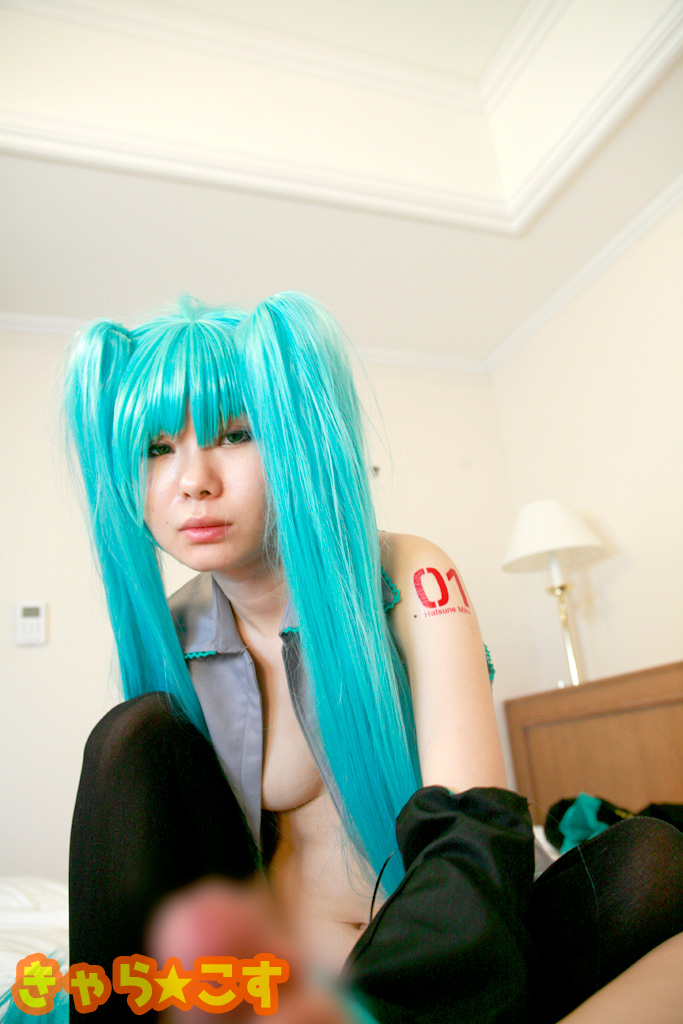 V ○ caloid2 Đầu tiên ○ Miku (cosplayer mayu)