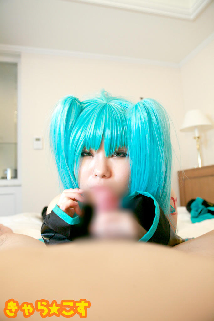 V ○ caloid2 Đầu tiên ○ Miku (cosplayer mayu)