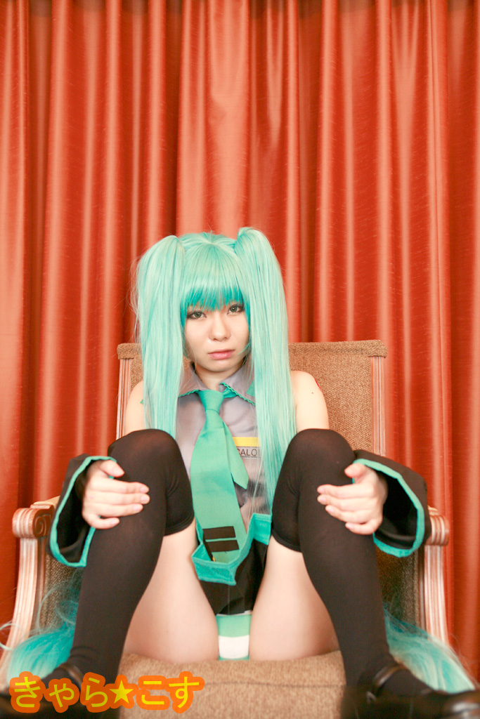 V ○ caloid2 Đầu tiên ○ Miku (cosplayer mayu)