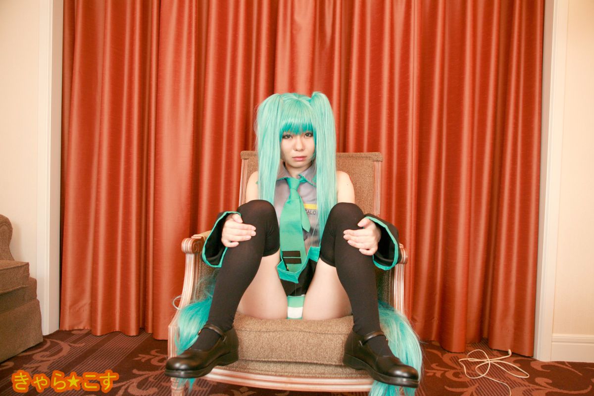 V ○ caloid2 Đầu tiên ○ Miku (cosplayer mayu)