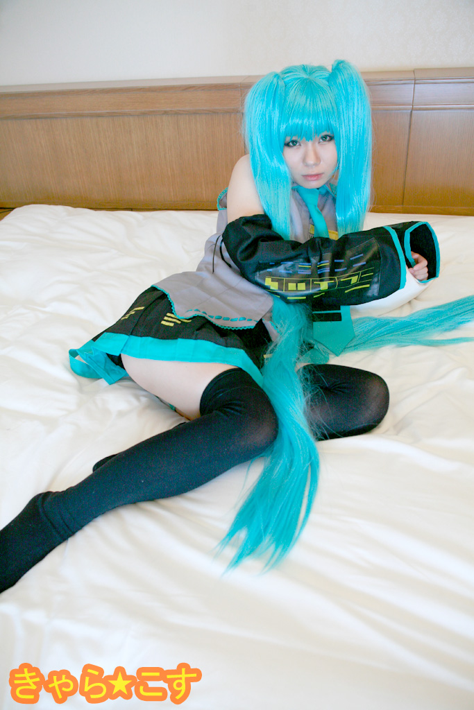 V ○ caloid2 Đầu tiên ○ Miku (cosplayer mayu)