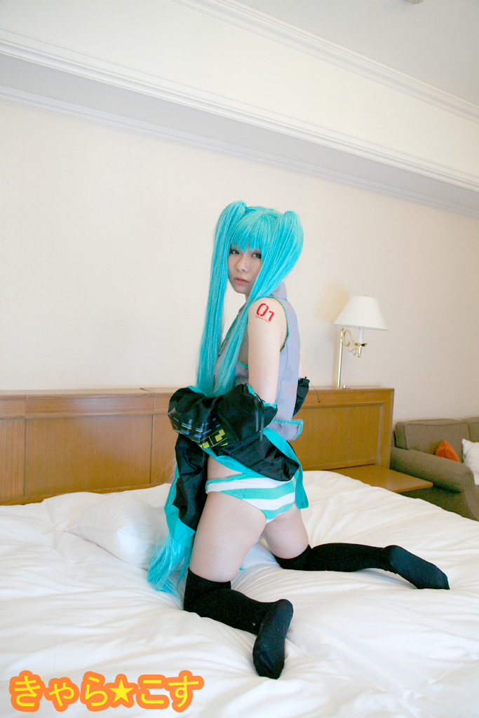 V ○ caloid2 Đầu tiên ○ Miku (cosplayer mayu)
