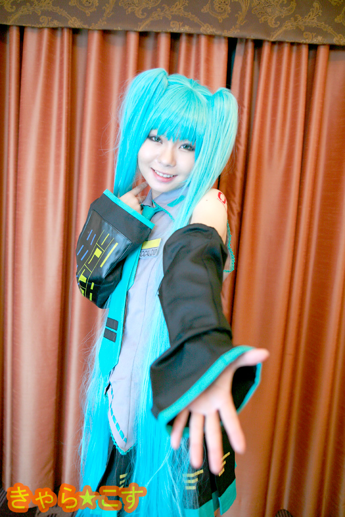 V ○ caloid2 Đầu tiên ○ Miku (cosplayer mayu)