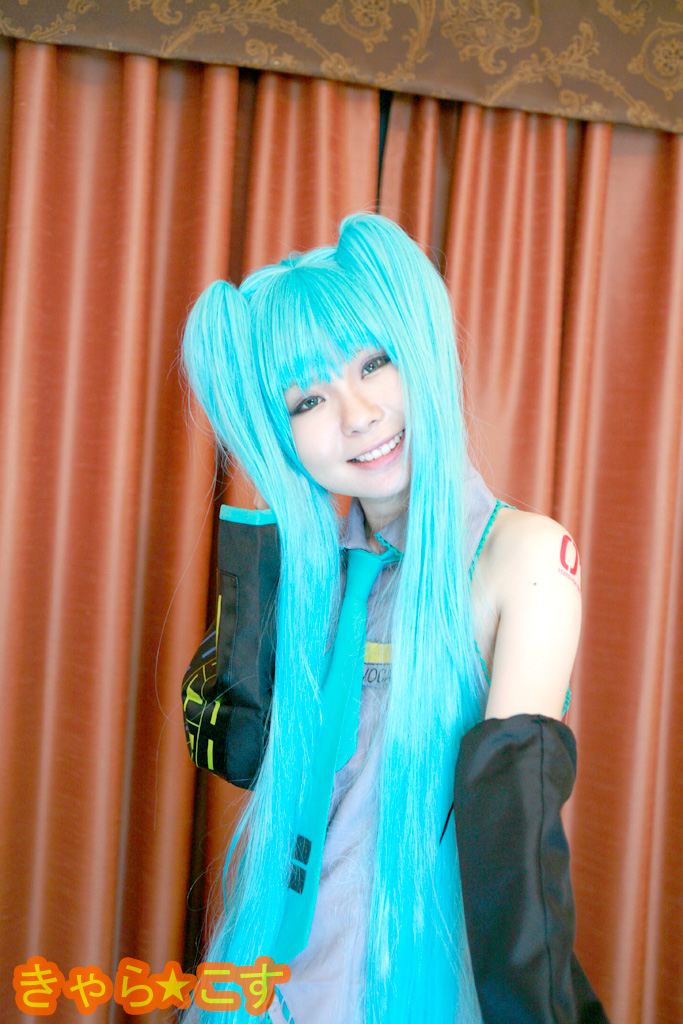 V ○ caloid2 Đầu tiên ○ Miku (cosplayer mayu)