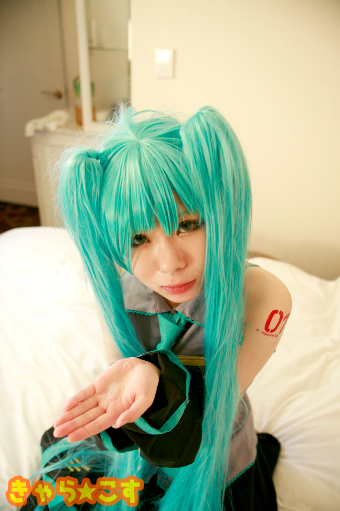 V ○ caloid2 Đầu tiên ○ Miku (cosplayer mayu)