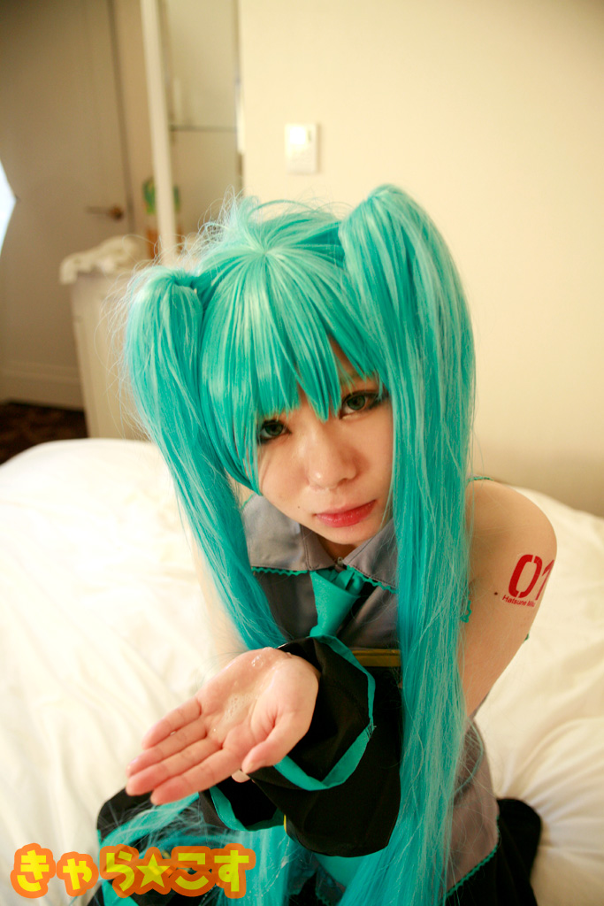 V ○ caloid2 Đầu tiên ○ Miku (cosplayer mayu)