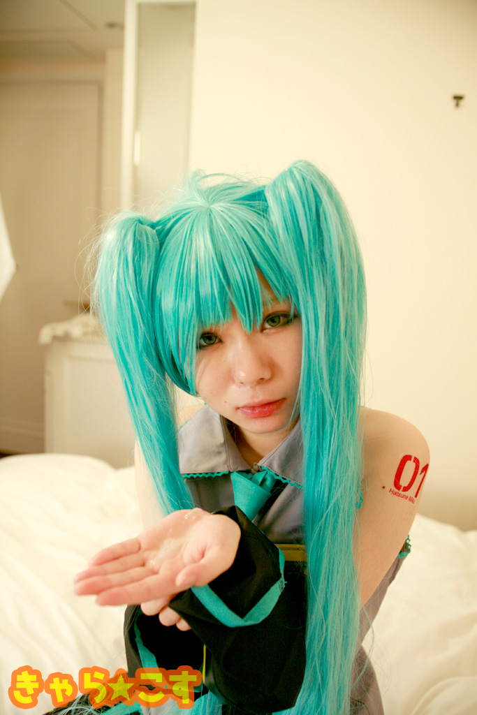 V ○ caloid2 Đầu tiên ○ Miku (cosplayer mayu)