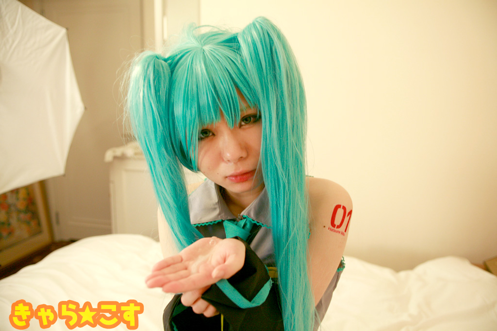 V ○ caloid2 Đầu tiên ○ Miku (cosplayer mayu)