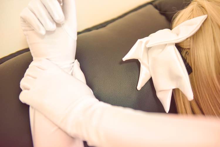 Số phận trống rỗng - Giới tính mật ong của cô gái mặc đồ đen trắng