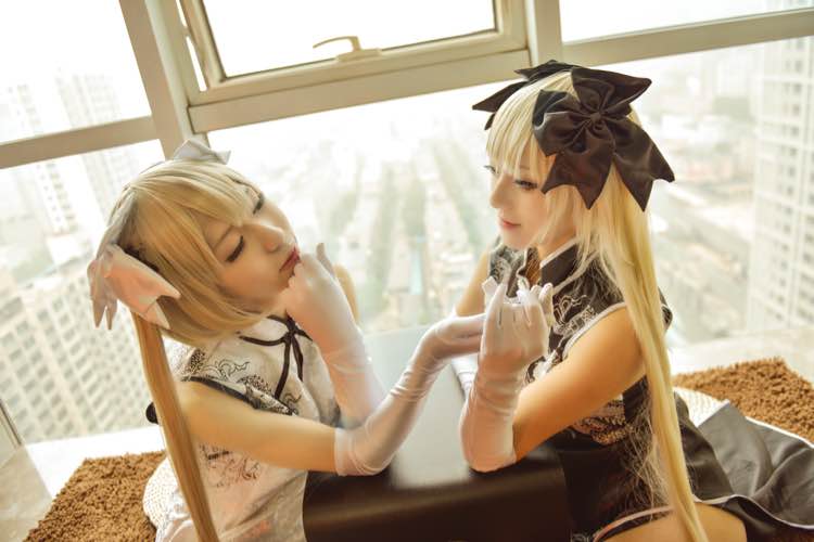 Số phận trống rỗng - Giới tính mật ong của cô gái mặc đồ đen trắng