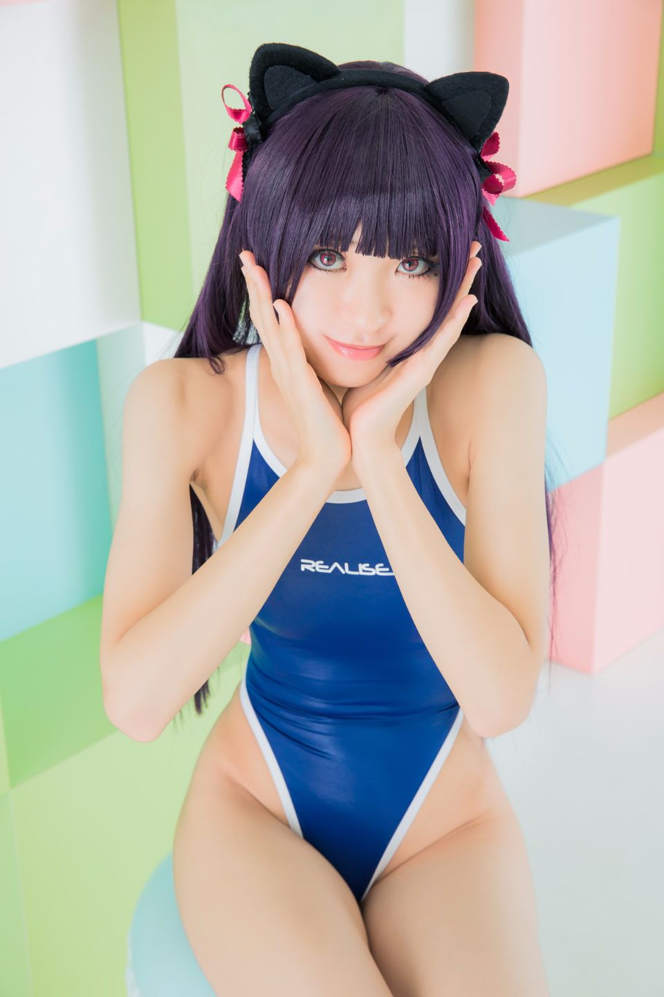 Mèo đen thay quần áo