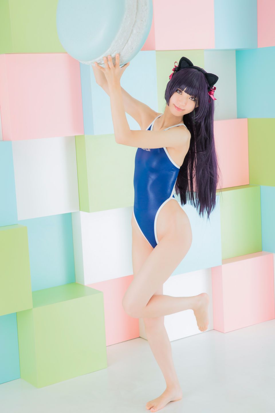 Mèo đen thay quần áo