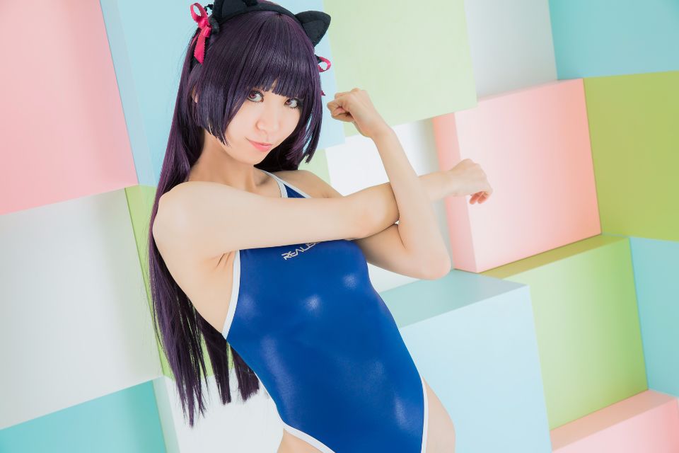 Mèo đen thay quần áo