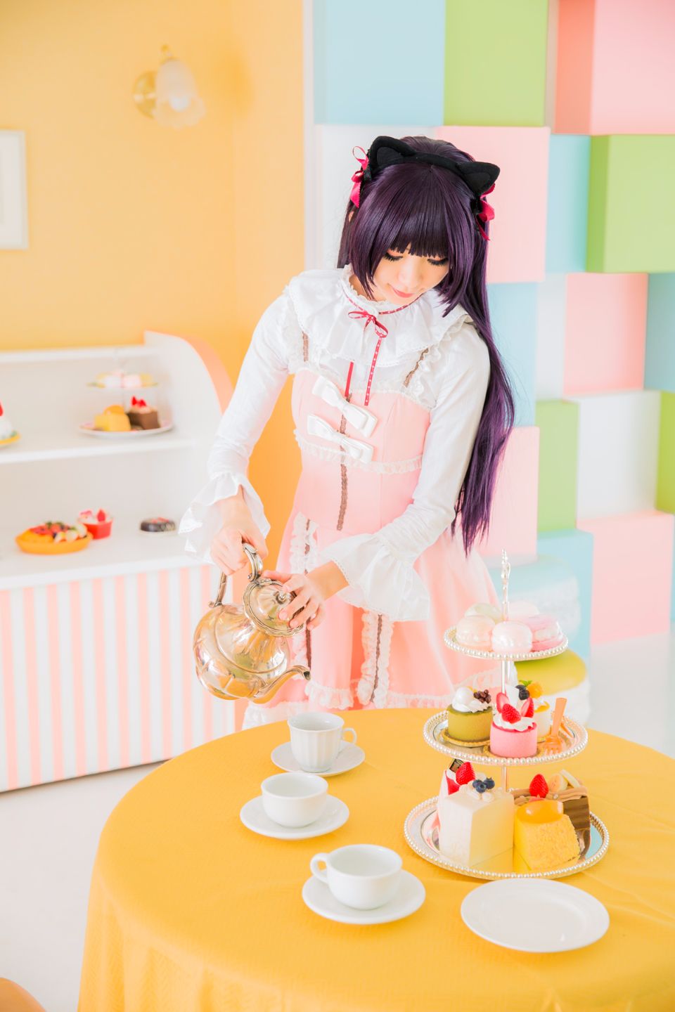 Mèo đen thay quần áo