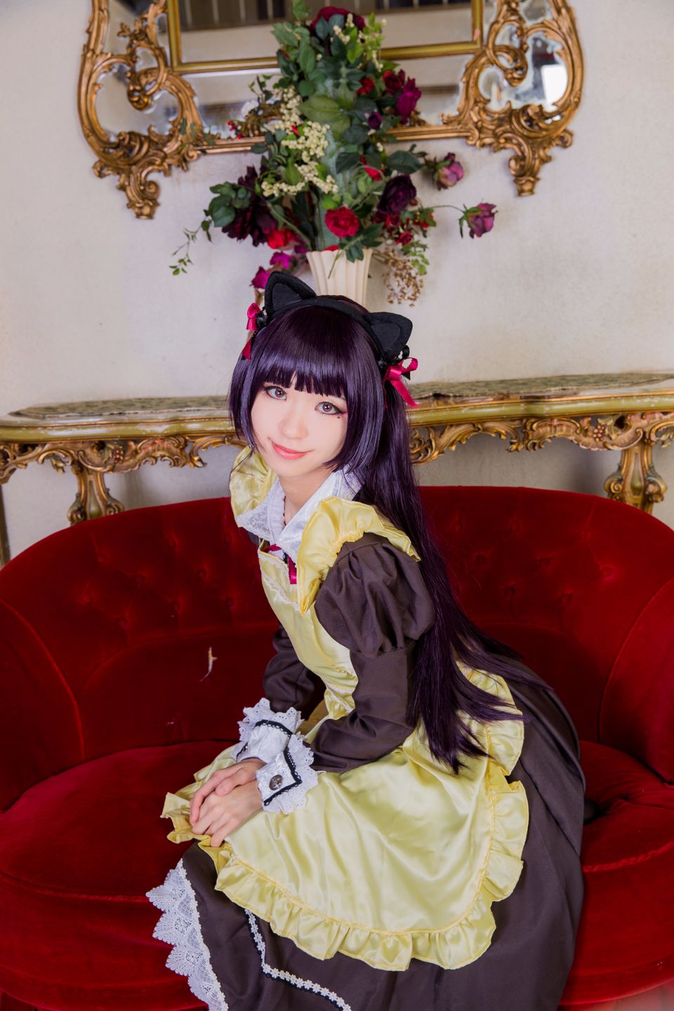 Mèo đen thay quần áo