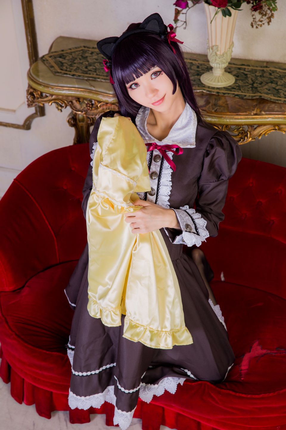 Mèo đen thay quần áo