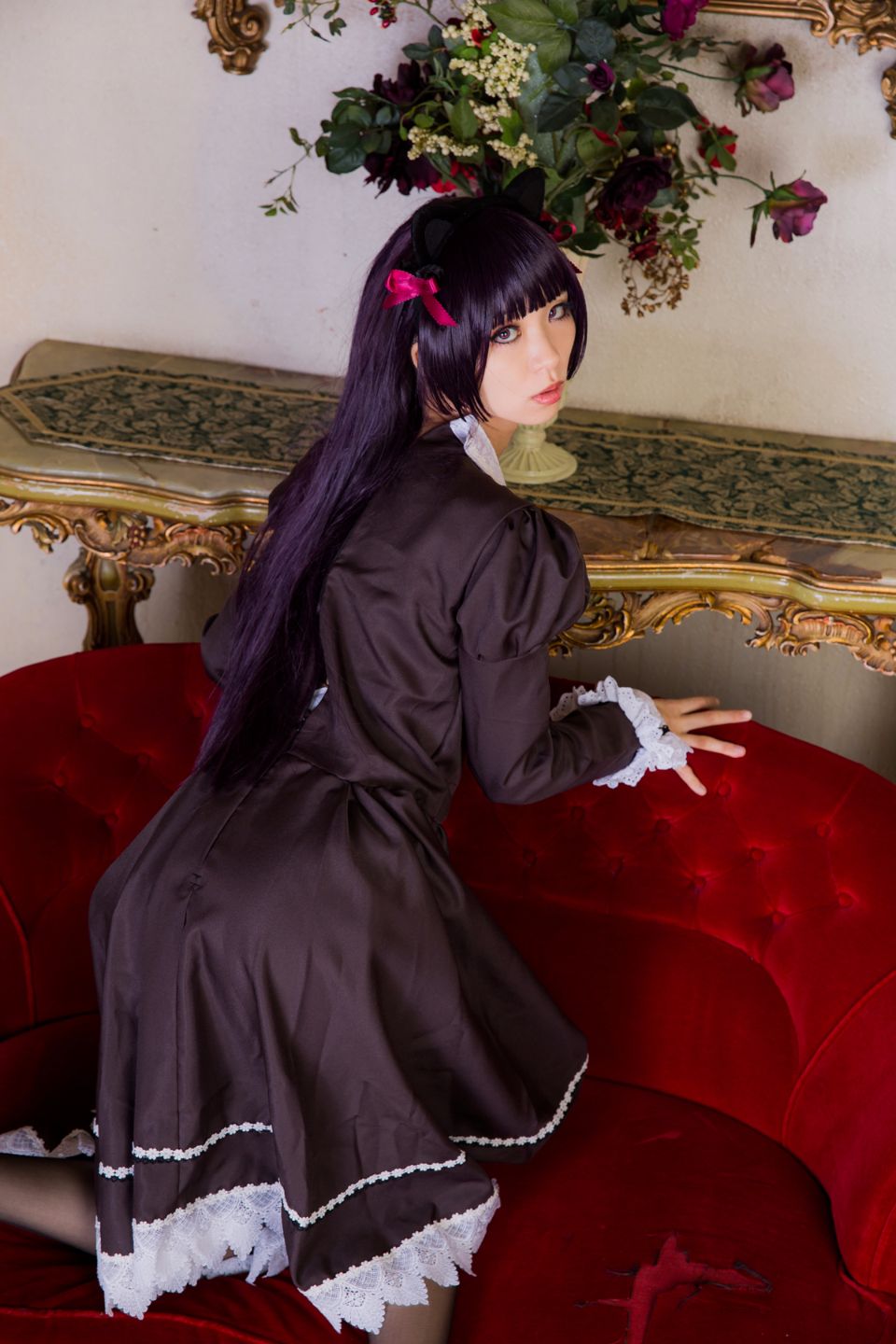 Mèo đen thay quần áo