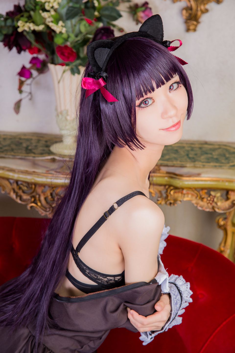 Mèo đen thay quần áo