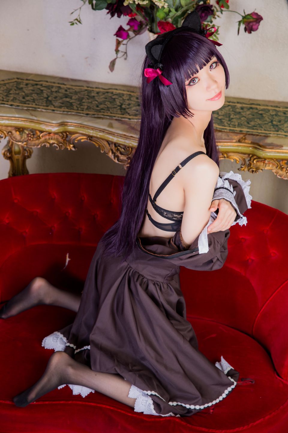 Mèo đen thay quần áo